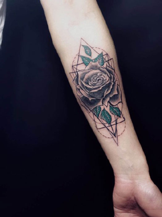点击大图看下一张：手臂唯美几何玫瑰花纹身图案