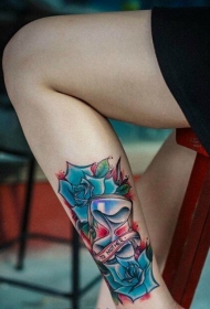 女性腿部沙漏玫瑰花纹身图片