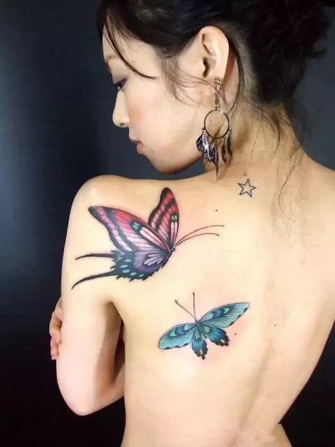 点击大图看下一张：女生后背好看的蝴蝶翩翩彩绘纹身图案