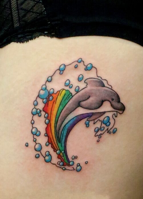 点击大图看下一张：可爱七彩海豚大腿纹身图案