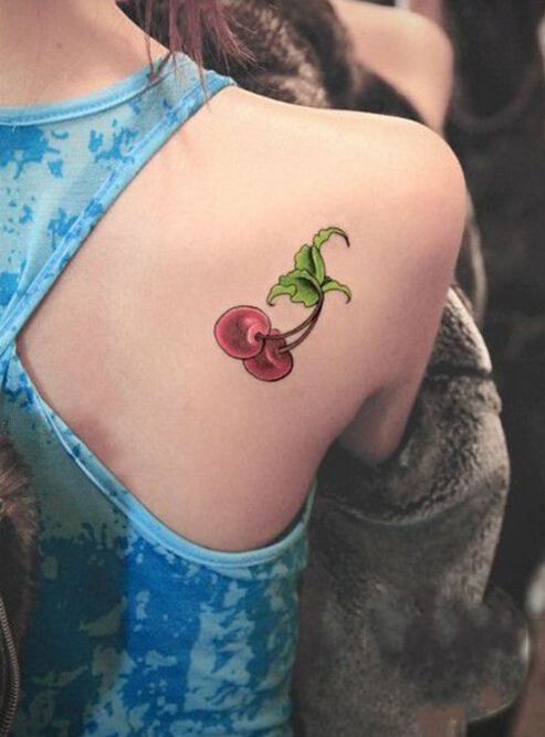 点击大图看下一张：小巧可爱的樱桃背部纹身图案
