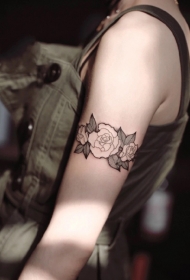 手臂简洁清新玫瑰纹身图案