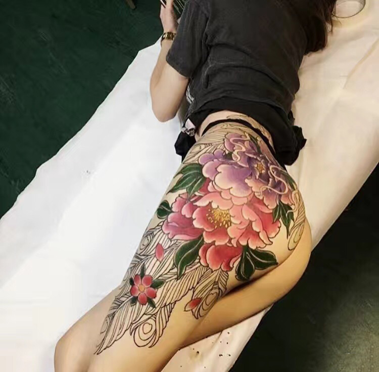 点击大图看下一张:美女臀部争芳逐艳的牡丹花彩绘纹身图案