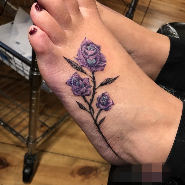 点击大图看下一张：女生脚背上彩绘技巧植物简单线条花朵纹身图片
