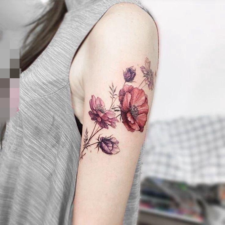 点击大图看下一张：女生手臂上彩色渐变植物简单线条花朵纹身图片