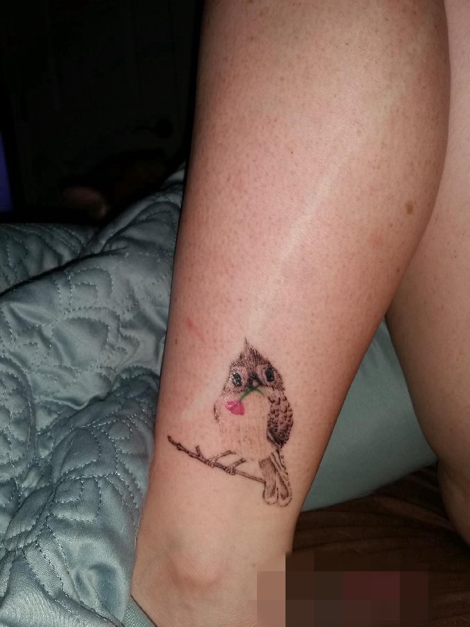 点击大图看下一张：女生小腿上黑白点刺动物生动的小鸟纹身图片