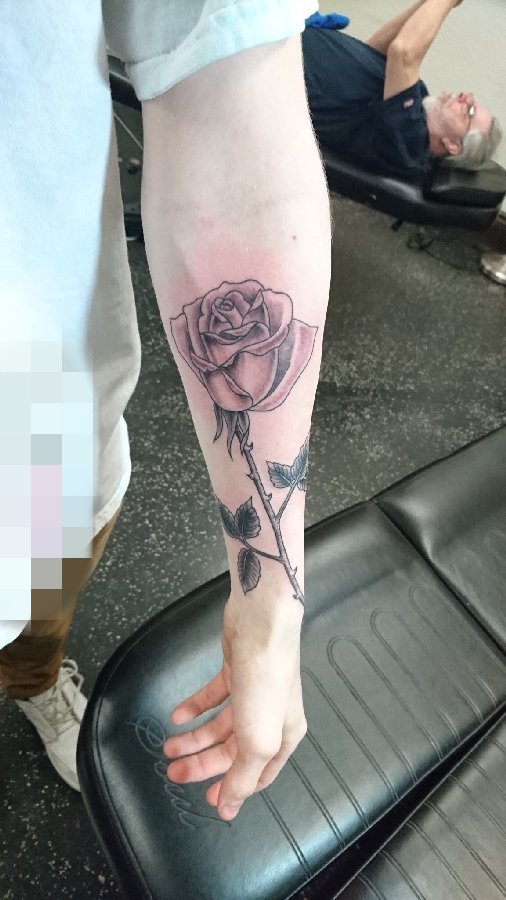 点击大图看下一张：手腕上彩绘玫瑰花纹身图片