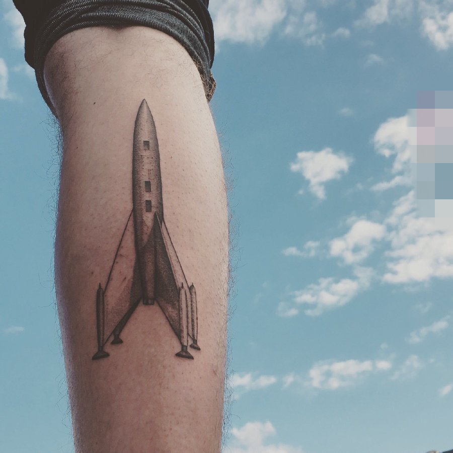点击大图看下一张：小腿上黑白点刺几何线条火箭纹身图片