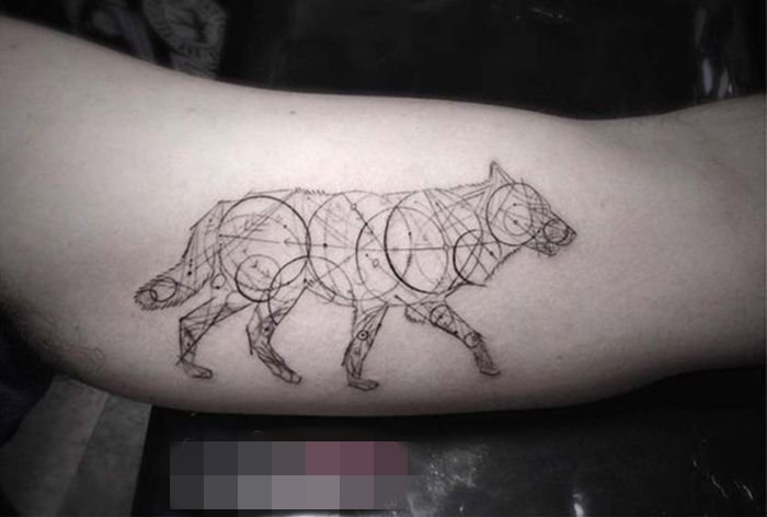 点击大图看下一张：黑白动物抽象线条点刺技巧狼纹身图案