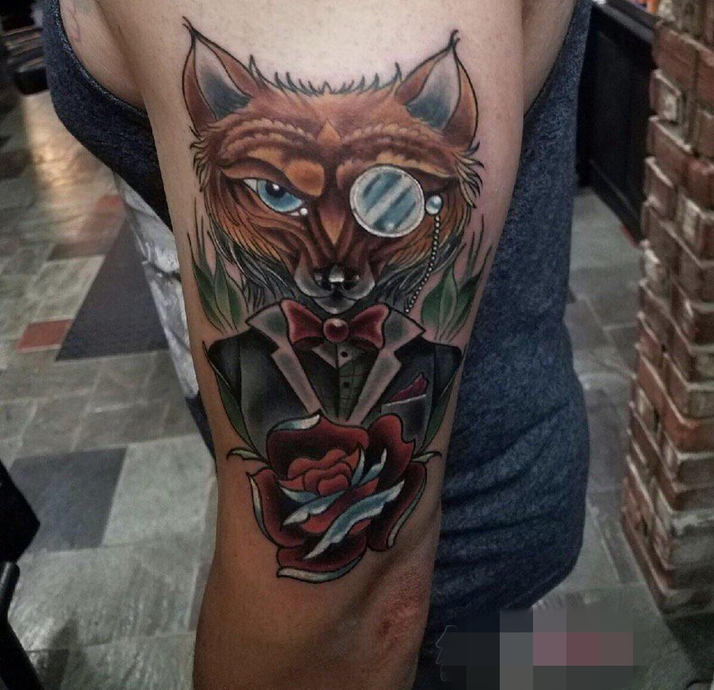点击大图看下一张：男生手臂上彩绘动物点刺技巧狐狸纹身图片