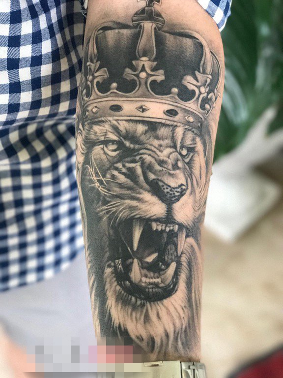点击大图看下一张：男生手臂上黑白动物点刺技巧狮子纹身图片