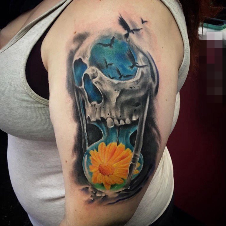 点击大图看下一张：女生手臂上彩绘花朵和点刺技巧骷髅头纹身图片