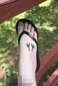 女生脚背上黑白小树叶纹身图片