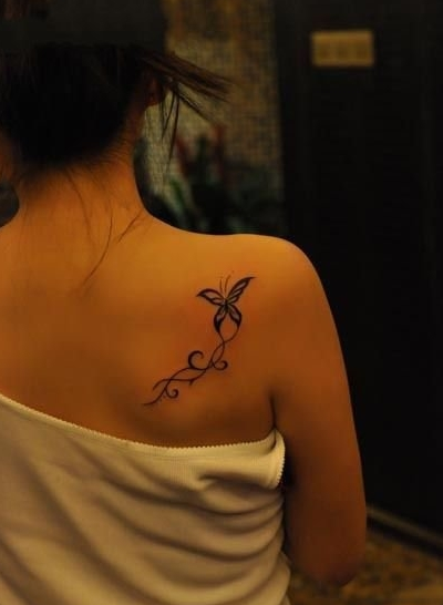 点击大图看下一张：女生后背蝴蝶藤蔓纹身图案