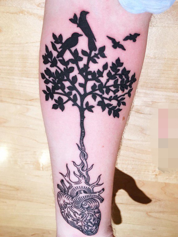 点击大图看下一张：手臂上黑白植物生命树纹身图片
