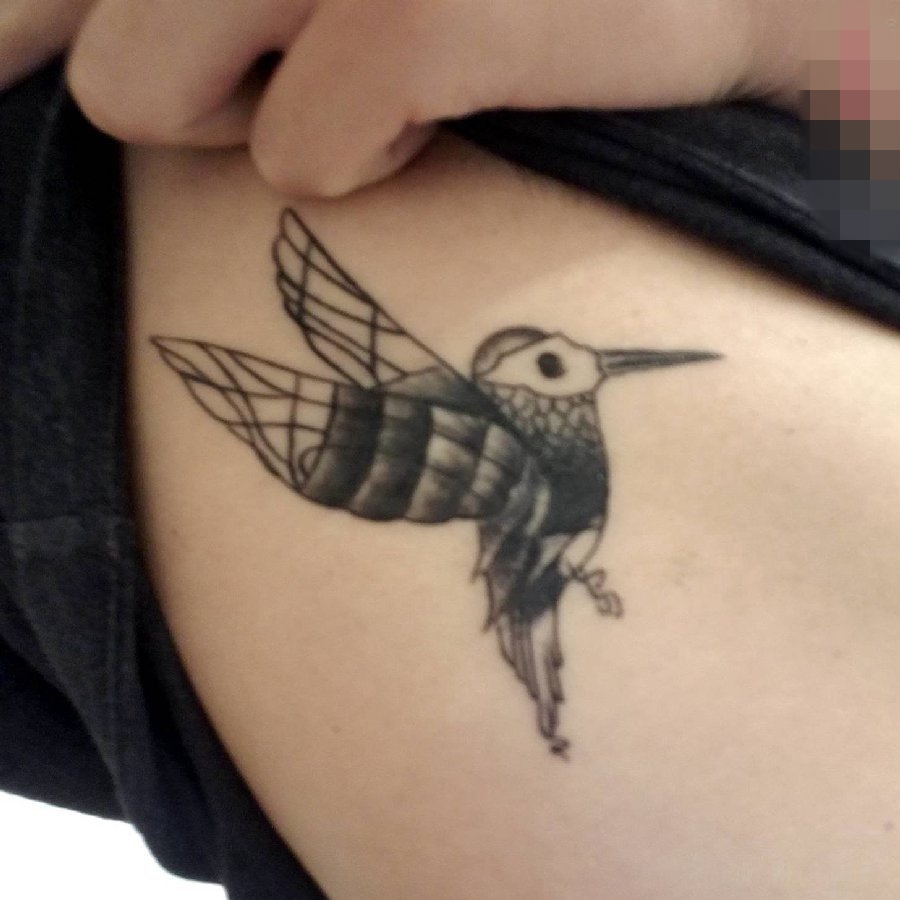 点击大图看下一张：女生手臂上黑白动物几何点刺小鸟纹身图片
