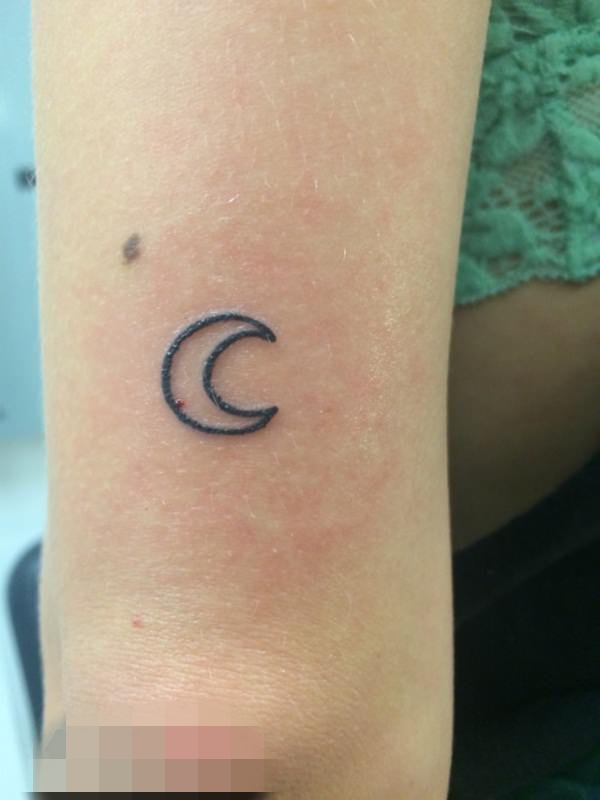 点击大图看下一张：漂亮的女生小清新简洁纹身图案