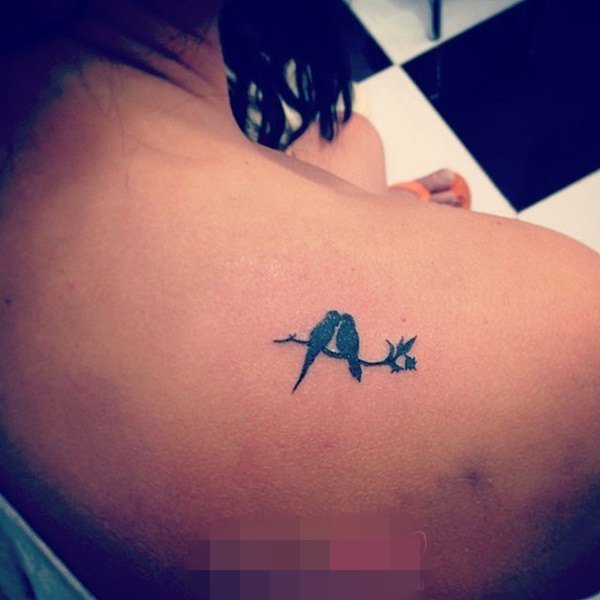 点击大图看下一张:漂亮的女生小清新简洁纹身图案