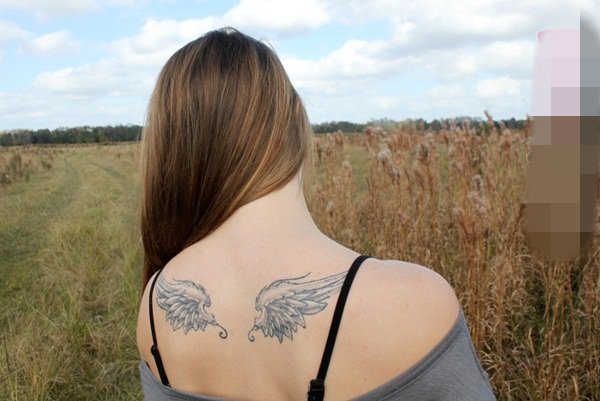 点击大图看下一张：圣洁的抽象线条天使翅膀纹身图案