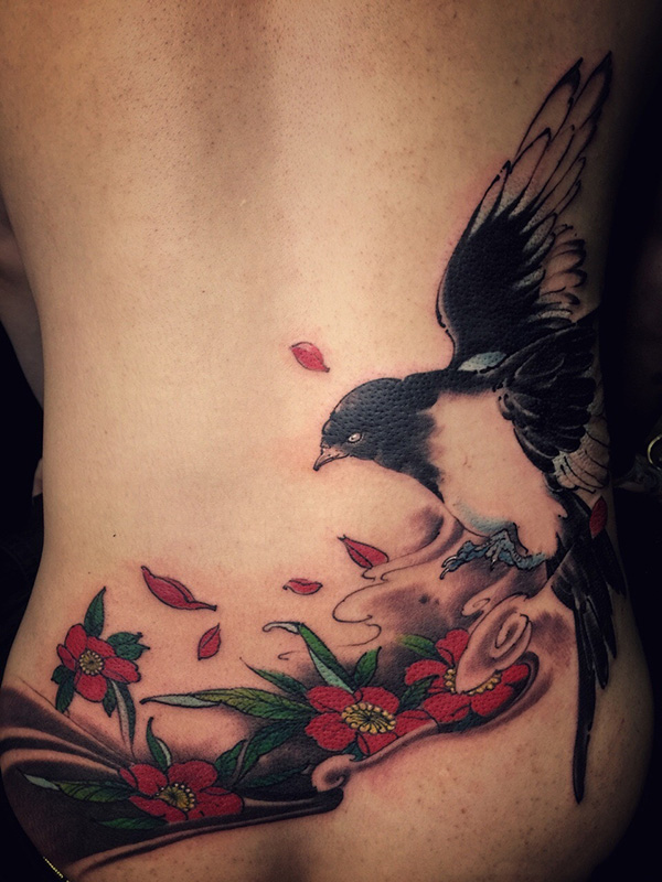 点击大图看下一张：后腰喜鹊与鲜花彩绘纹身图案