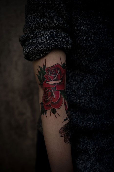 点击大图看下一张：手臂暗红玫瑰花纹身图案