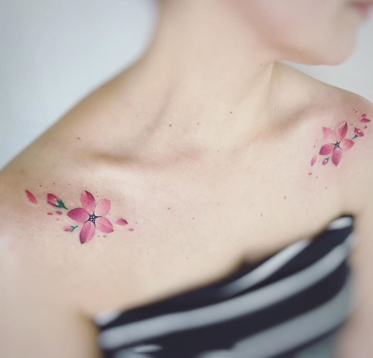 点击大图看下一张：女生锁骨处好看的樱花纹身图案