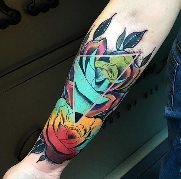 点击大图看下一张：手臂梦幻色彩的玫瑰花纹身图案