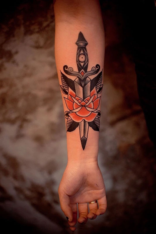 点击大图看下一张：玫瑰叶子匕首彩绘手臂纹身图案