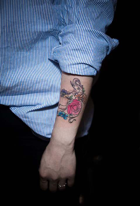 点击大图看下一张：手臂彩绘玫瑰与大象纹身图案