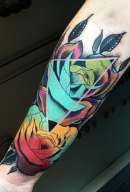 手臂梦幻色彩的玫瑰花纹身图案