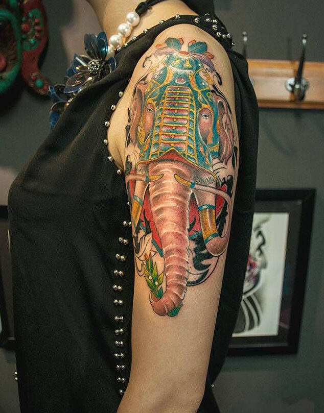 点击大图看下一张：女生手臂重彩好看的大象纹身图案