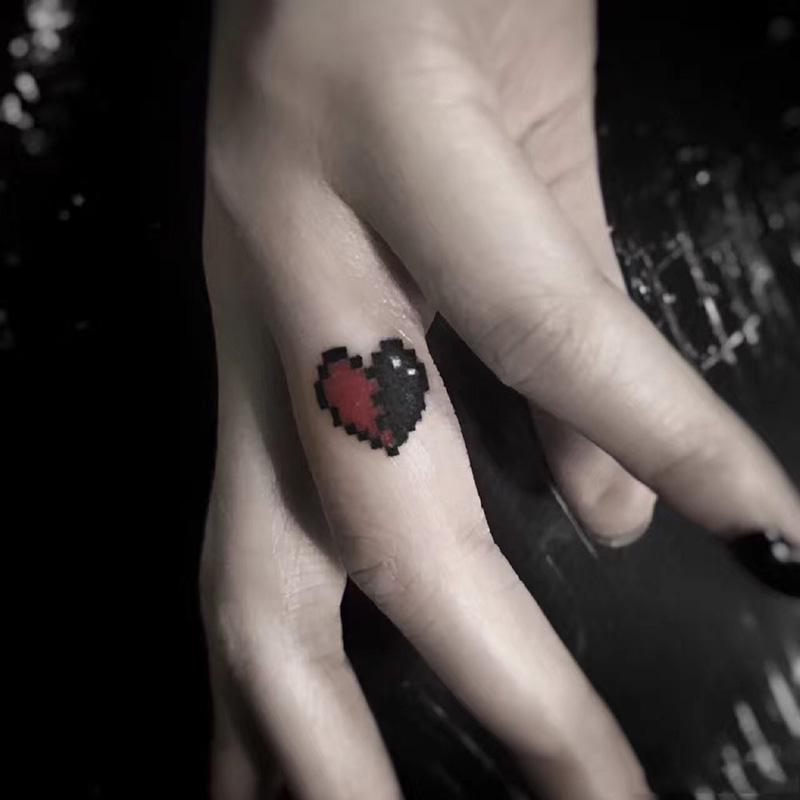 点击大图看下一张：手指可爱的心形纹身图案