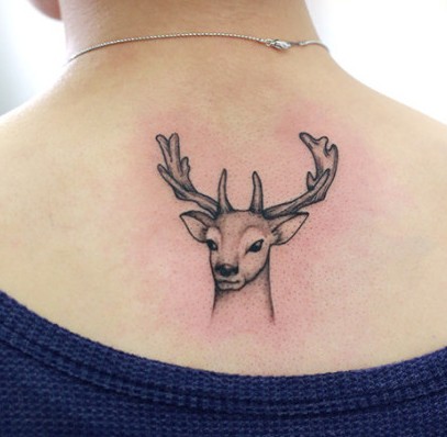 点击大图看下一张：唯美时尚的鹿头背部纹身图案