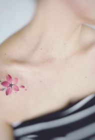 女生锁骨处好看的樱花纹身图案