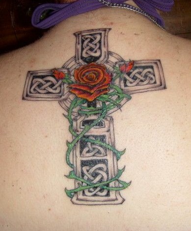 点击大图看下一张：背部十字架玫瑰藤蔓彩色纹身图案