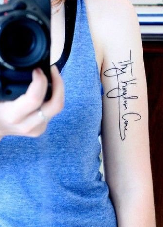点击大图看下一张：女性手臂上的英文字母设计纹身图案