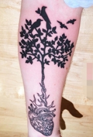 手臂上黑白植物生命树纹身图片