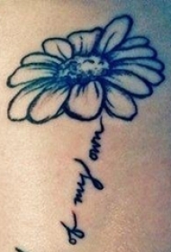 女生手臂上黑白植物花体英文素材花朵纹身图片