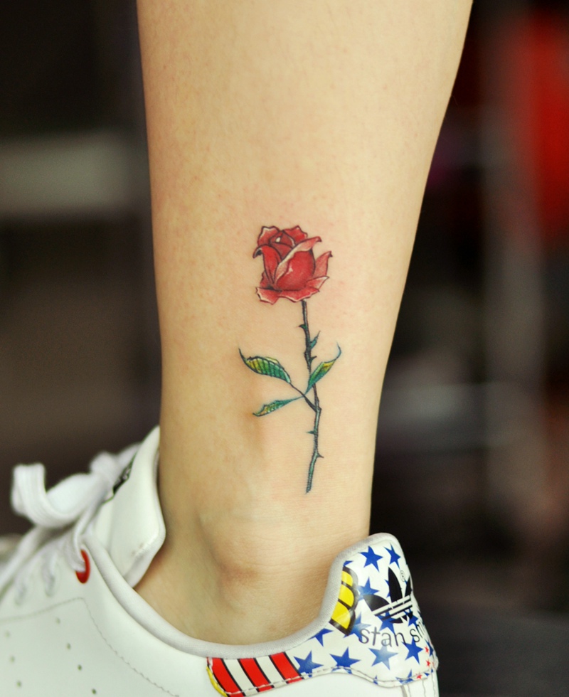 点击大图看下一张：小腿下的鲜艳小玫瑰花纹身图案