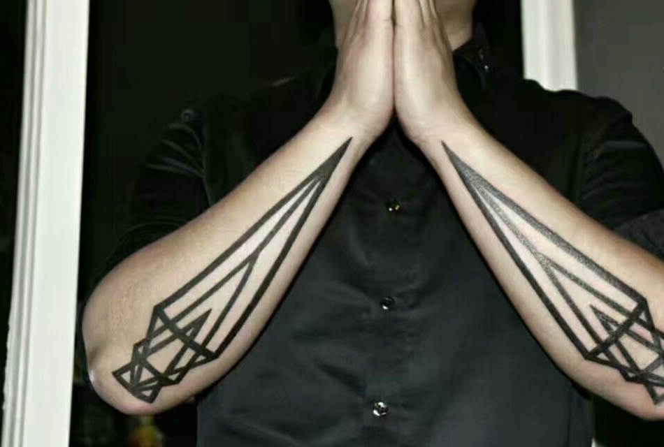 点击大图看下一张：男士双手臂个性十足的黑色线条图腾纹身图案