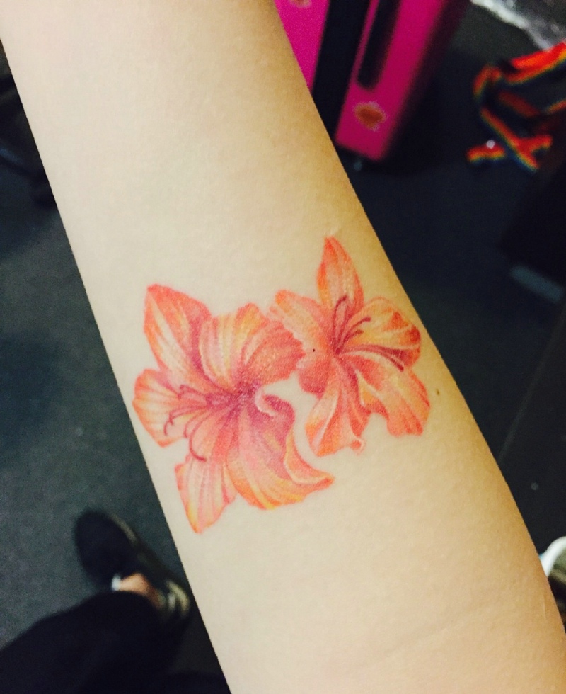 点击大图看下一张：手臂鲜艳的两朵花朵纹身图案