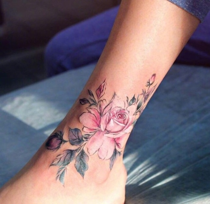 点击大图看下一张：小腿处彩色个性的花朵纹身图案