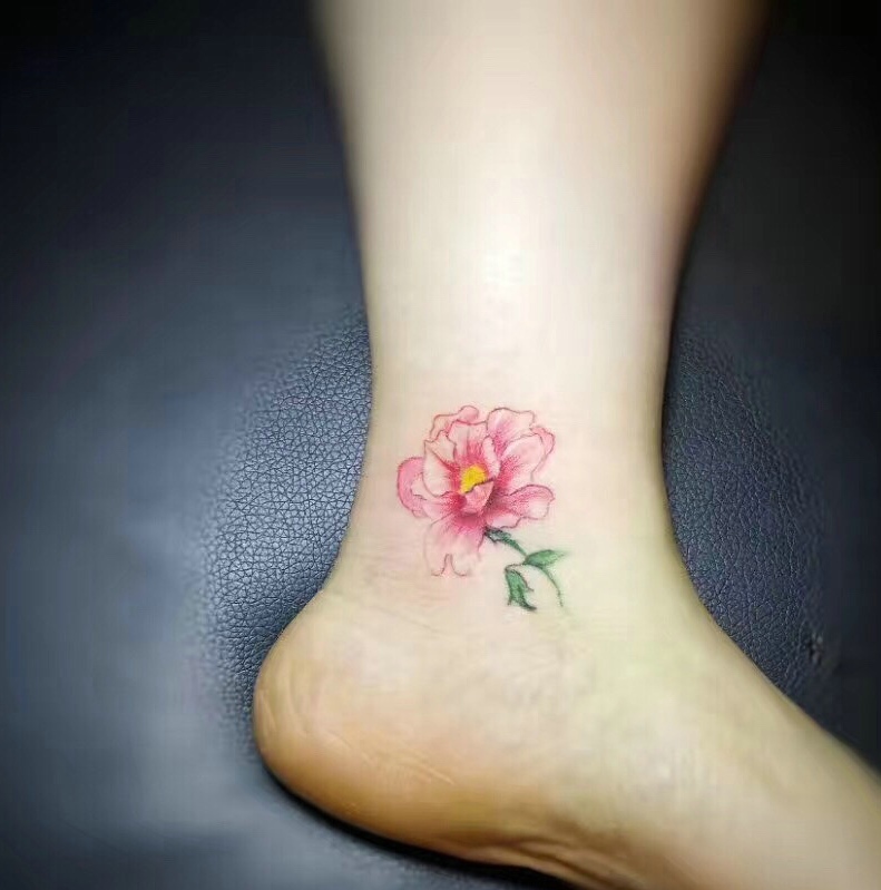 点击大图看下一张：脚踝上的时尚迷人花朵纹身图案