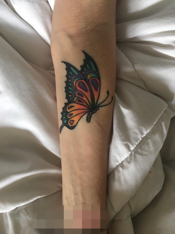 点击大图看下一张：女生手臂上彩色水墨花蝴蝶纹身图片