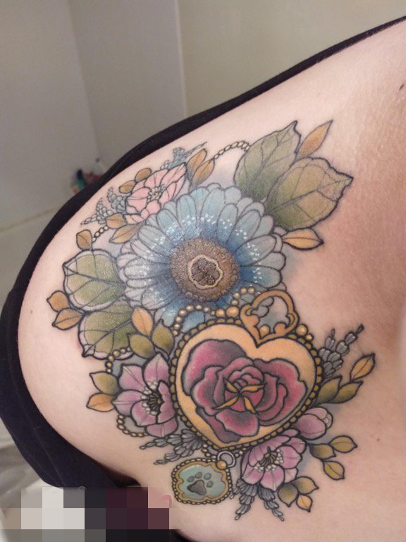 点击大图看下一张：女生腰上彩绘文艺花朵纹身图片