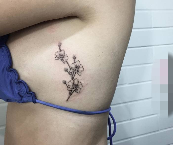 点击大图看下一张:女生植物小清新文艺花朵纹身图案