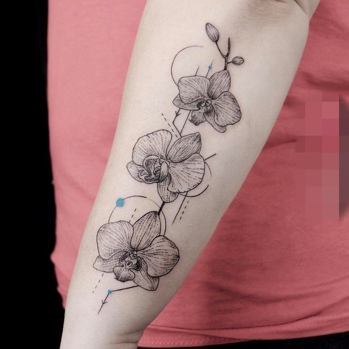 点击大图看下一张：女生植物小清新文艺花朵纹身图案