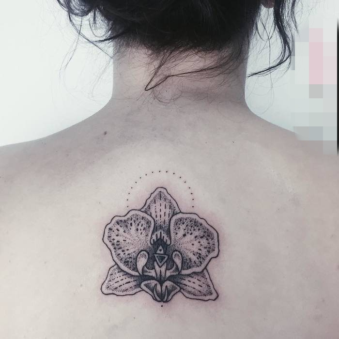 点击大图看下一张:女生植物小清新文艺花朵纹身图案