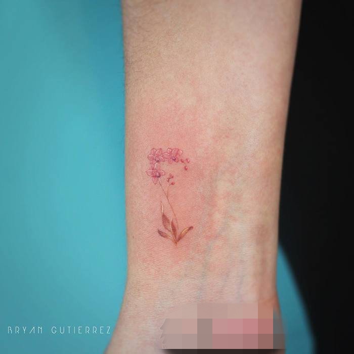 点击大图看下一张:女生植物小清新文艺花朵纹身图案