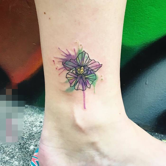 点击大图看下一张：11款女生与花创意个性文艺小清新纹身图案